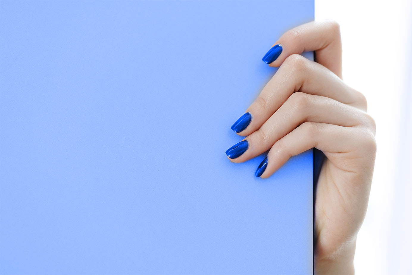 Privacy Policy Beautiful nails of a girl reading privacy policy of The Integrals.